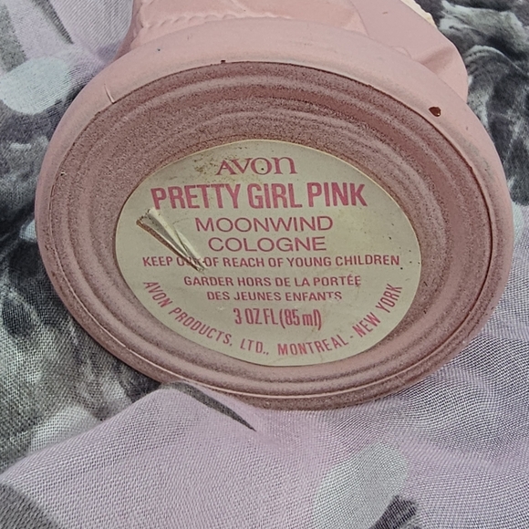 Avon Vintage Figurine in Peach and Cream - Picture 13 of 14